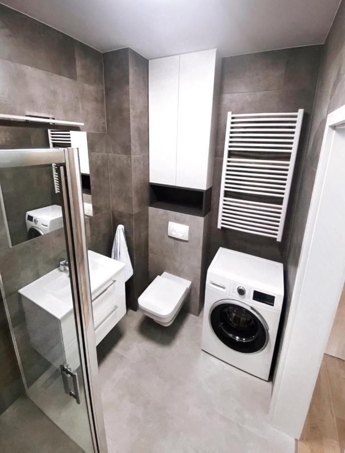 Elegant 1-Bedroom Flat With Balcony Near فروتسواف المظهر الخارجي الصورة
